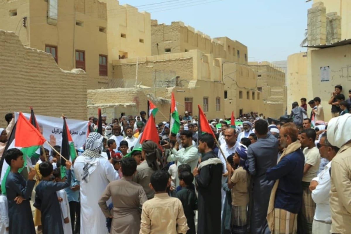 حضرموت… وقفة تضامنية في تريم تندّد بالعدوان على غزة وتدعو لكسر الحصار
