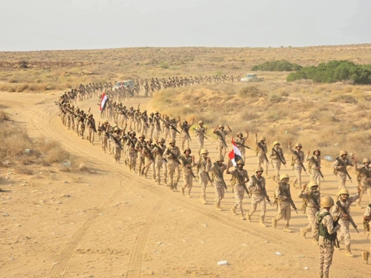 الجيش الوطني ينفذ مسيراً عسكرياً لمسافة 20 كيلومتراً في مديرية ميدي بحجة