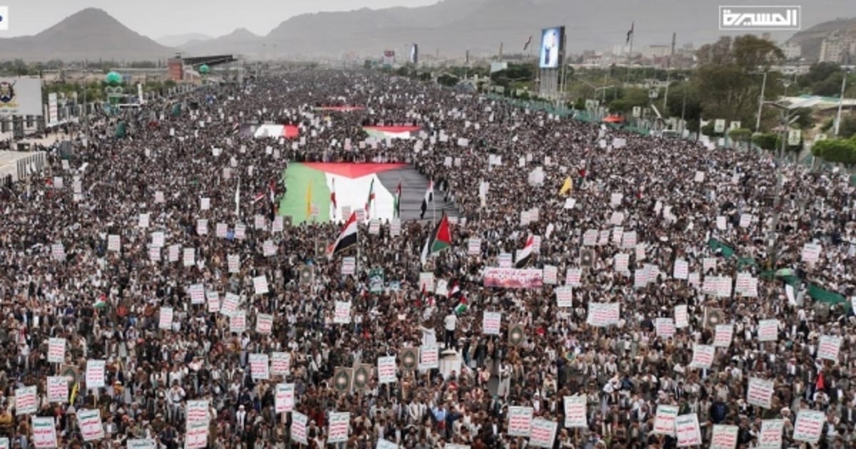 تظاهرات حاشدة في صنعاء تضامنًا مع غزة وتنديدًا بالصمت العربي