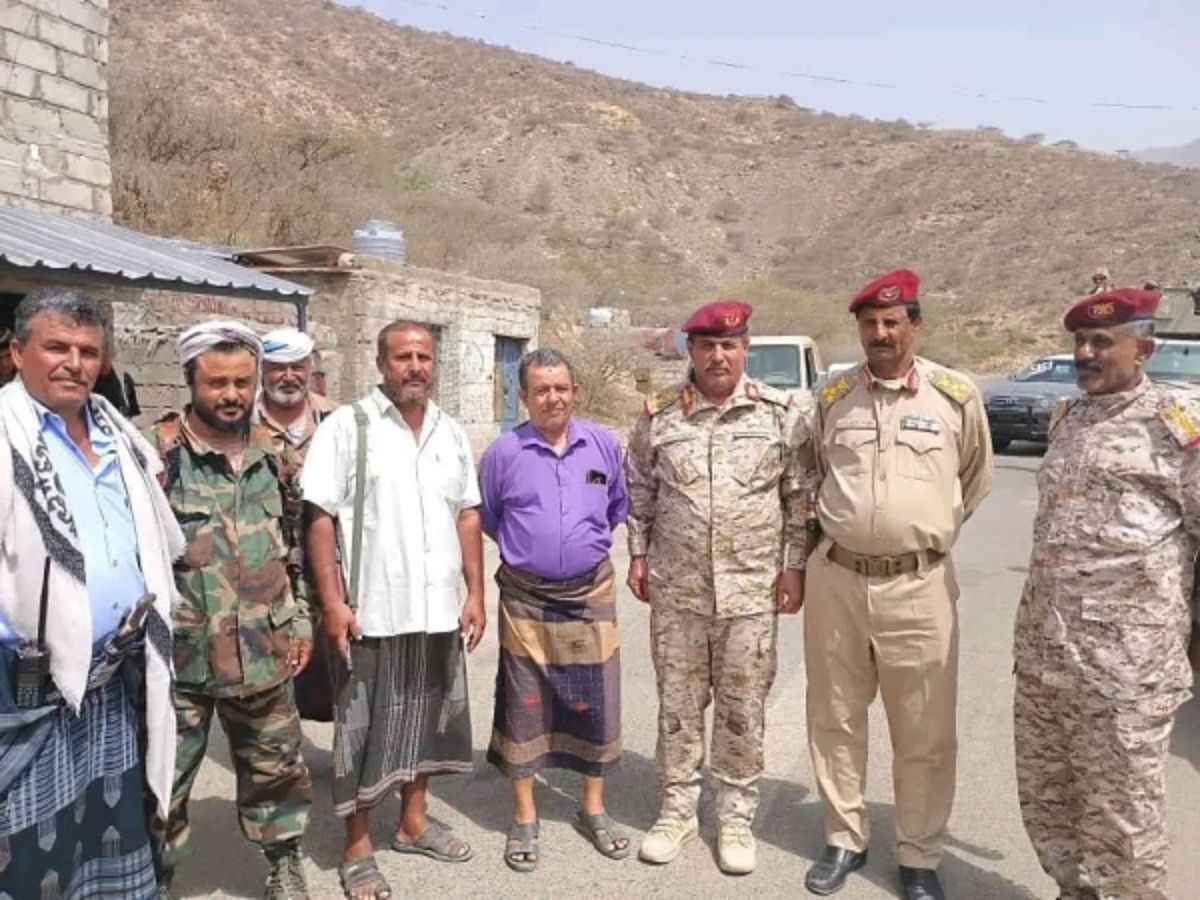 أبين.. مسؤولون يزورون جبهة ثره لمتابعة فتح الطريق حسب الاتفاق