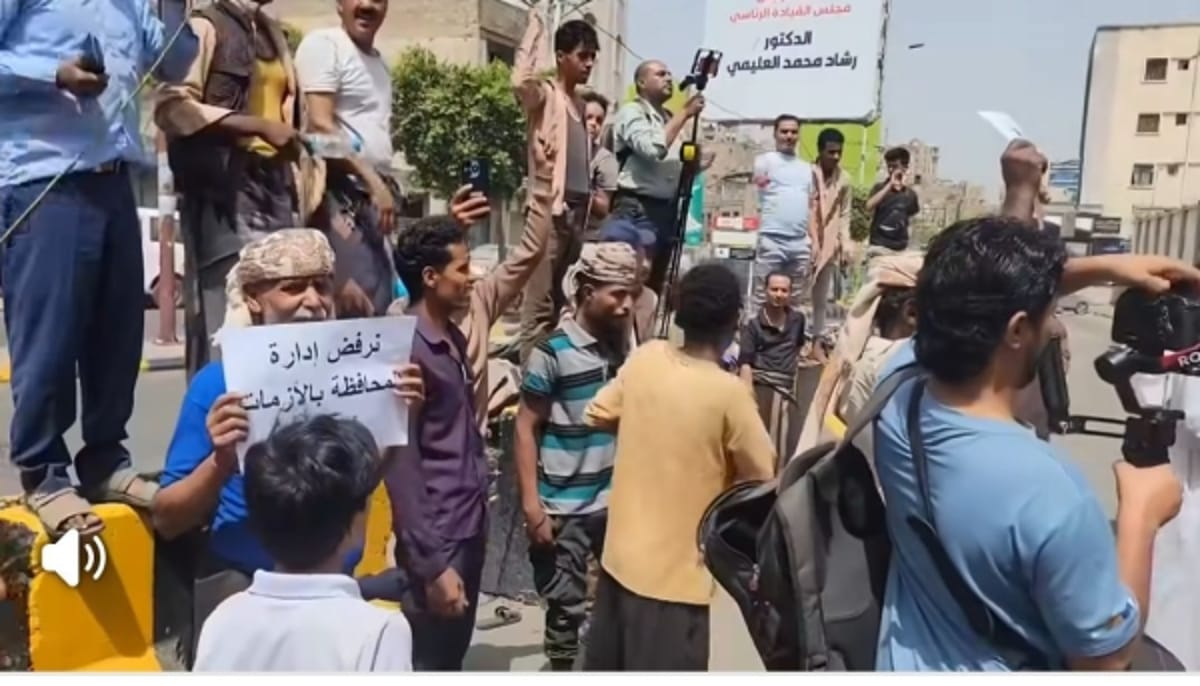 مظاهرة في تعز تطالب بحلول عاجلة لأزمة مياه الشرب