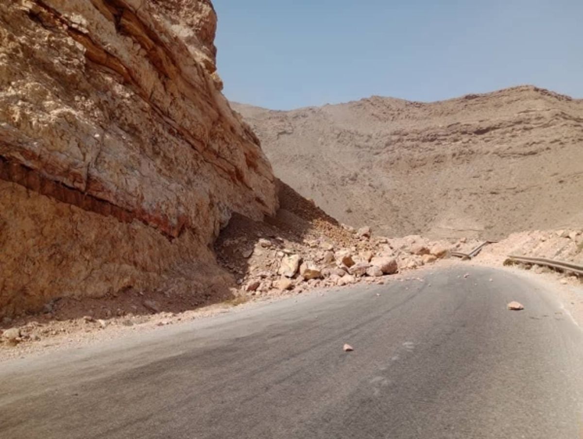 المهرة...انهيار صخري ضخم يعزل الطريق الدولي بين الغيضة وحصوين