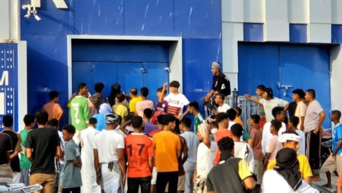 محتجون يغلقون أحد البنوك التجارية بالمكلا "لعدم التزامه بسعر الصرف"