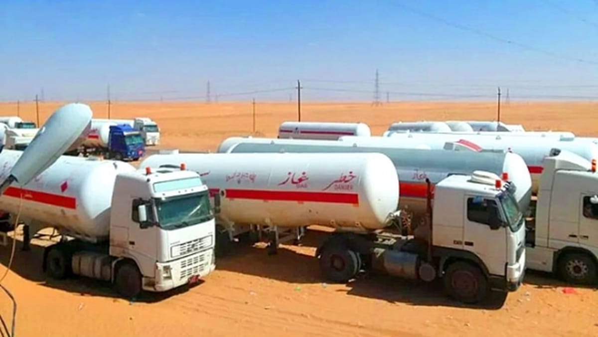 مسلحون في أبين يحتجزون مقطورات غاز متجهة إلى عدن للمطالبة بإطلاق سراح معتقلين