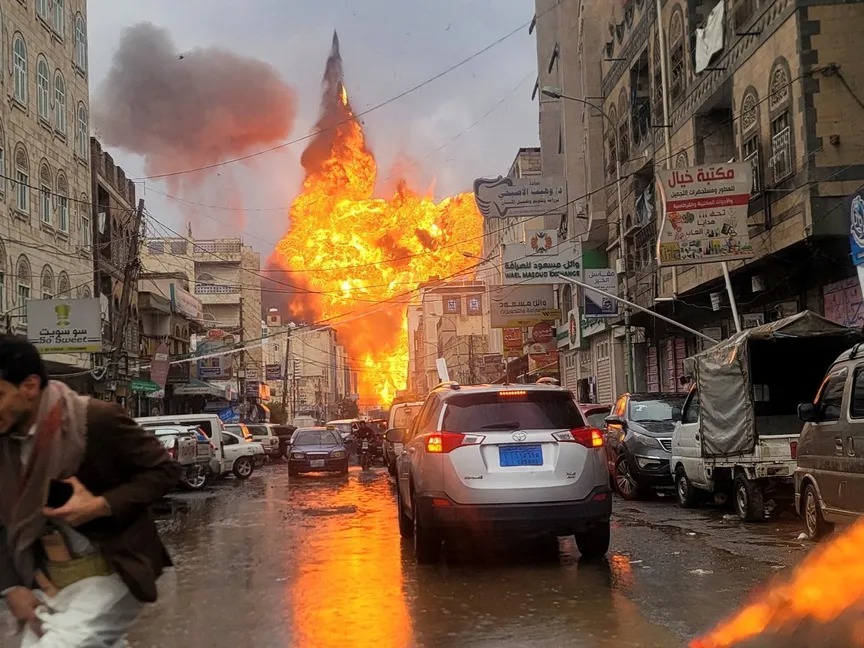 انفجارات تهز صنعاء عقب غارات جوية والحوثيون يتحدثون عن هجوم سعودي