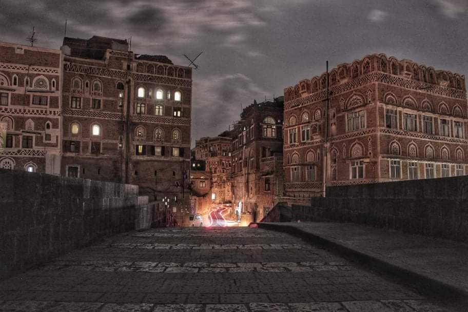  ليل صنعاء القديمة من زاوية مختلفة - للمصور / علي السنيدار 