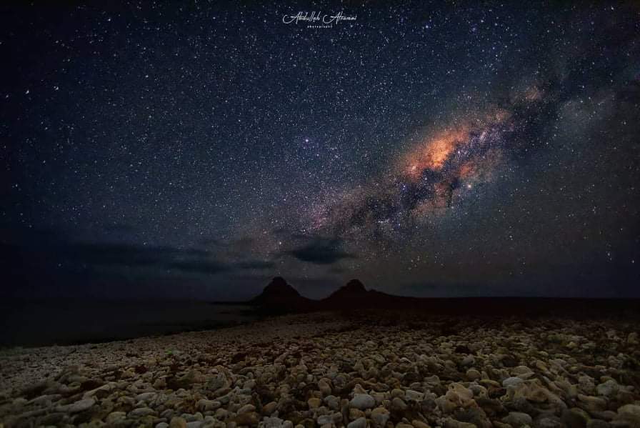 انتشار النجوم في سماء ليل جزيرة سقطرى لتتشكل لنا لوحة ربانية مدهشة