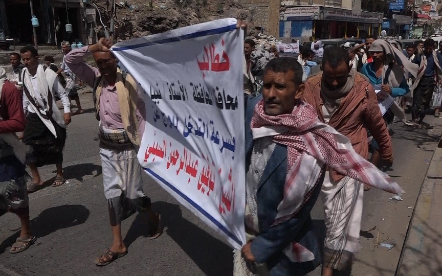 من وقفة احتجاجية تطالب بالإفراج عن "توفيق السبئي" المختطف بسجون تابعة للإمارات