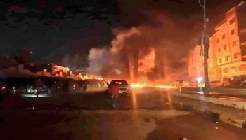 محتجون يشعلون النيران في شوارع عدن - مواقع التواصل