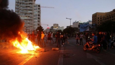 محتجون يغلقون أحد شوارع بيروت يوم الخميس