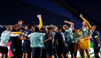 فرحة لاعبي باريس سان جيرمان بعد الفوز على لايبزيغ الألماني