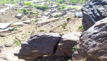 صخور عملاقة آيلة للانزلاق في قرية "الدرجة" بالضالع – المهرية نت