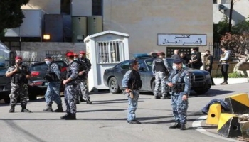 أفراد من الشرطة اللبنانية متجمعون خارج سجن بعبدا اليوم السبت - رويترز