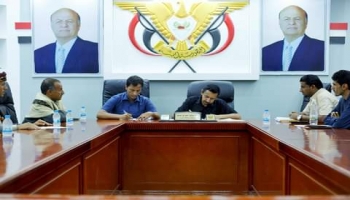 محافظ شبوة خلال التوقيع لاستكمال المرحلة الثانية من المشروع