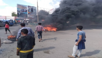 مواطنون يحرقون الإطارات في شوارع عدن
