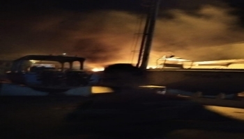 زورق تابع للقوات السعودية يحترق بميناء نشطون - ناشطون