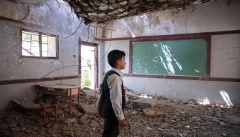 طفل في مدرسة متضررة من الحرب