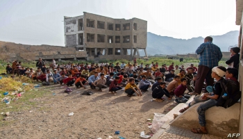 أطفال يمنيون في مجمّع مدرستهم المدمّر في اليوم الأول من العام الدراسي الجديد