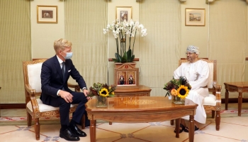 المبعوث الأممي خلال لقائه مع وزير خارجية سلطنة عمان