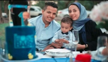 محمود العتمي وطفله، وزوجته رشا الحرازي التي توفيت في اغتيال استهدفهم أمس الثلاثاء بعدن