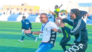 مدرب فحمان أبين محمد البعداني محتفلاً بالتأهل للمباراة النهائية