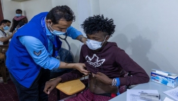 مهاجر إثيوبي يتلقى العلاج