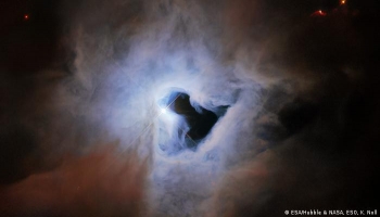 تكشف صورة تم إصدارها حديثا من تلسكوب هابل الفضائي عن "ثقب المفتاح" مغطى بالدخان بين النجوم
