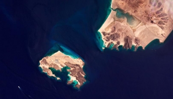 تطل الجزيرة البركانية على واحدة من أهم نقاط التفتيش البحرية للعديد من الشحنات الطاقة والبضائع التجارية في العالم