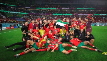 بعلم فلسطين .. منتخب المغرب يحتفل بتأهله لربع نهائي كأس العالم