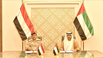 وزير الدفاع محسن الداعري، ووزير العدل الإماراتي عبد الله النعيمي خلال توقيع الاتفاقية سيئة السمعة