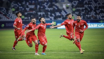 فرحة لاعبي البحرين بعد هزيمة الإمارات