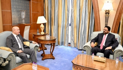 عضو المجلس الرئاسي سلطان العرادة والسفير التركي لدى اليمن مصطفى بولات