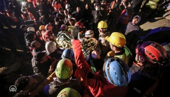 انتشال الضحايا من زلزال تركيا