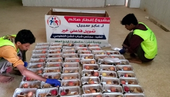 جانب من توزيع وجبة الفطور في أول أيام رمضان