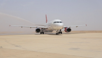 طائرة اليمنية عقب وصولها إلى مطار الغيضة صباح الخميس