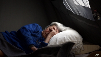 الانعزال قد يزيد من مشاكل النوم لدى المسنين