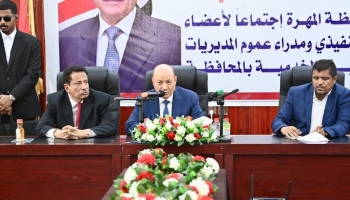 رئيس المجلس الرئاسي رشاد العليمي ومحافظ المهرة محمد علي ياسر خلال اللقاء الموسع بالمحافظة