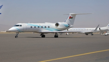طائرة الوفد العماني في مطار صنعاء