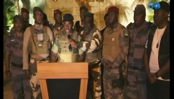 ضباط في الجيش يعلنون بيان الانقلاب على الرئيس بونغو - رويترز
