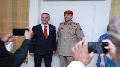 السفير التركي لدى سلطنة عمان يسار الصورة