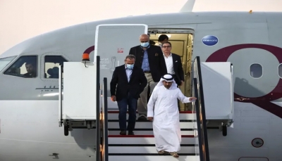مطار حمد الدولي في الدوحة استقبل الأميركيين المفرج عنهم بموجب الصفقة (رويترز)
