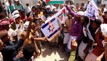 متظاهرون في اليمن يحرقون العلم الإسرائيلي مع صورة رئيس الإمارات