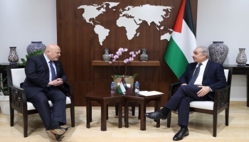 رئيس الوزراء الفلسطيني محمد اشتية والمدعي العام للمحكمة الجنائية الدولية كريم خان