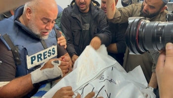 الإعلامي وائل الدحدوح في وداع نجله حمزة الذي استشهد بقصف إسرائيلي في غزة