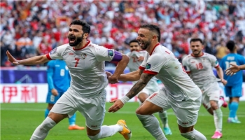 فرحة لاعبو المنتخب السوري بالهدف الذي منحهم التأهل لثمن نهائي كأس آسيا - موقع الاتحاد الآسيو  لكرة القدم