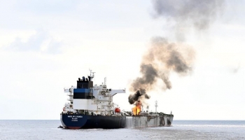 السفينة البريطانية النفطية (مارلين لواندا MARLIN LUANDA) بعد تعرّضها لهجوم من الحوثيين