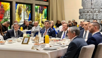 سفير الإمارات يظهر في حفل إفطار مع رئيس الاحتلال