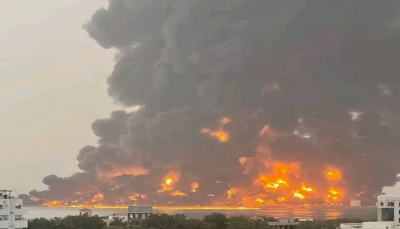 اندلاع حرائق في خزانات الوقود بميناء الحديدة بعد غارات للعدوان الإسرائيلي، السبت 20 يوليو 2024
