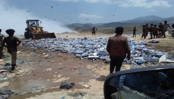 نيابة الصناعة بتعز تتلف 1200 كرتون عصير يحتوي على مادة محظورة