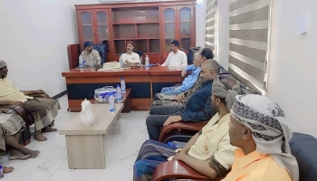 المهرة.. مدير عام ميناء شحن يُكرّم العاملين بساحة الشحن التفريغ بمناسبة عيد العمال